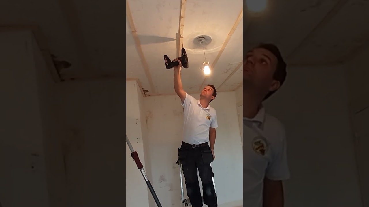 Rénovation d'un plafond : On pose du lambris PVC