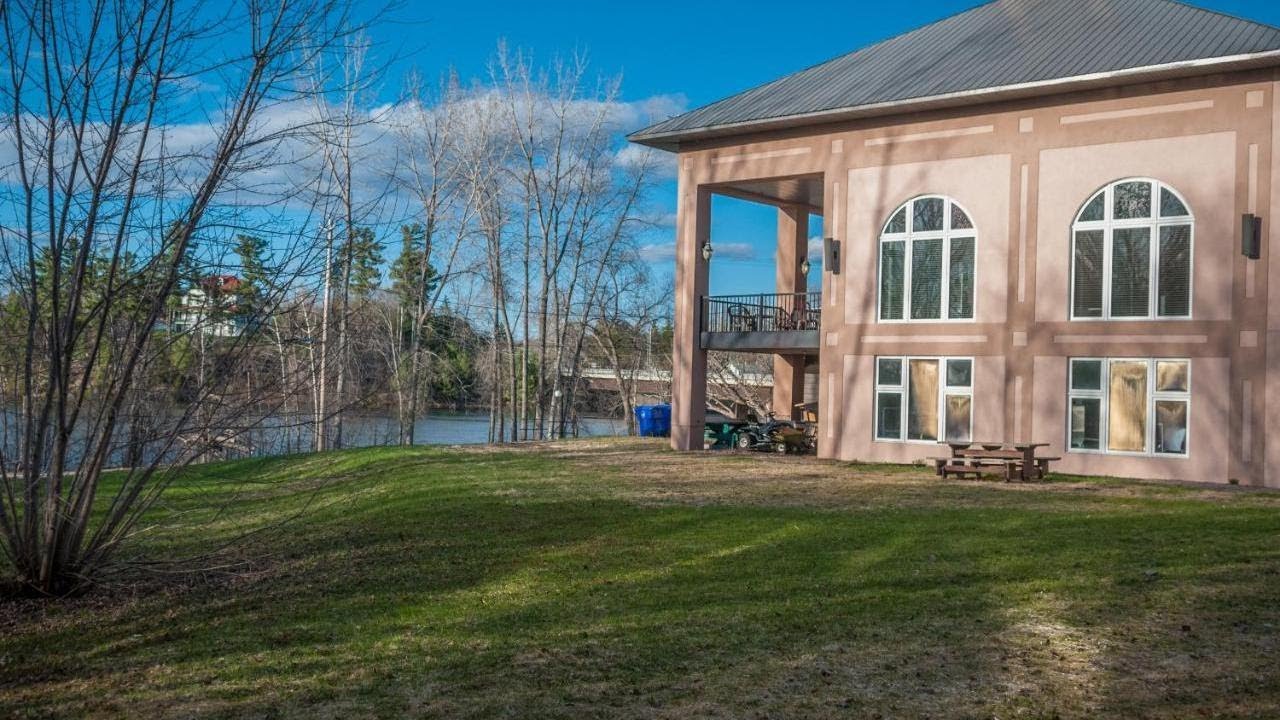 Château Logue Hotel, Maniwaki, Canada