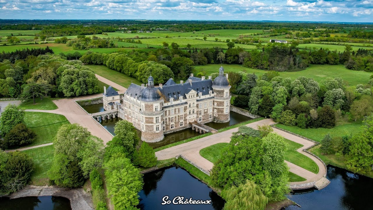 Visite d'un Remarquable Château de la Renaissance, encore habité, meublé et richement décoré.