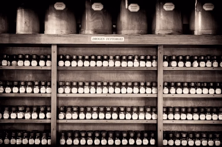 Gin, ratafia, absinthe : les secrets des petits producteurs de spiritueux pour réussir leur distillation