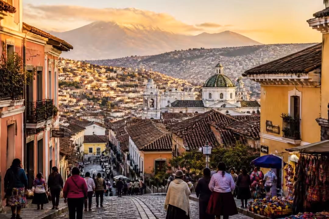 découvrez quito, la capitale andine de l'équateur, à travers notre guide complet : culture, histoire, sites incontournables et conseils pratiques pour un voyage réussi.