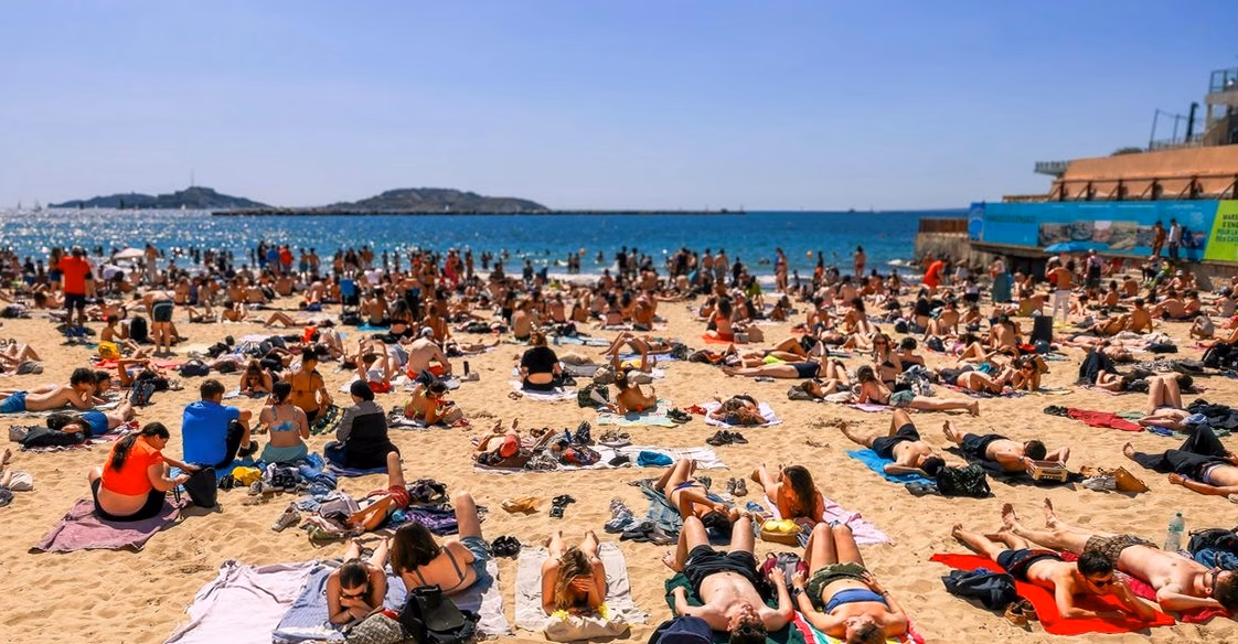Visuel : Activités adaptées à Ibiza en avril : plages, balades et événements locaux